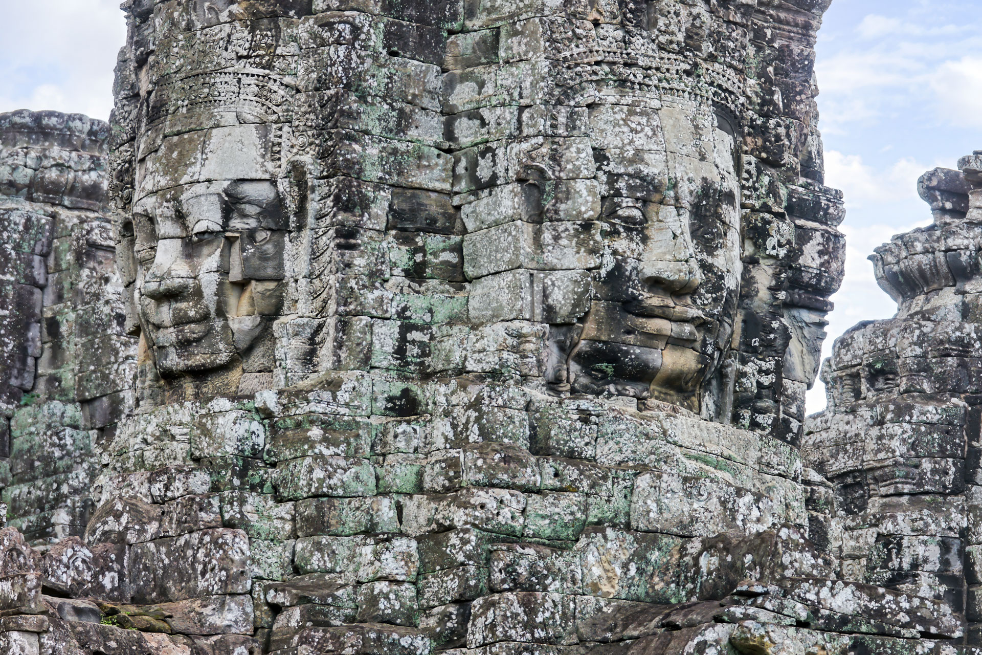 Angkor Thom ist die Königsstadt, die vom buddhistischen Khmer-König im späten 12. und frühen 13. Jahrhundert nach der Eroberung und Zerstörung von Angkor durch die Chams erbaut wurde. Derr Name Angkor Thom bedeutet "die große Stadt".